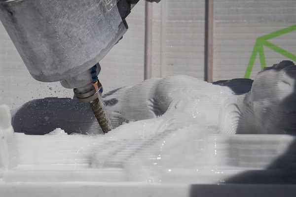 Work In Progress – Fresatura a Robot e rifinitura a mano per la scultura The Shark (Omaggio a Damien Hirst) (Foto Laura Veschi):