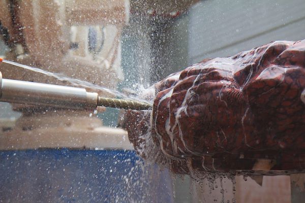 Work in progress-Selezione del blocco, taglio con sagomatrice a due assi e fresatura Robot della copia di San Bartolomeo Scorticato realizzata da Barry X Ball all’interno degli studi di TorArt (foto a cura di Laura Veschi):